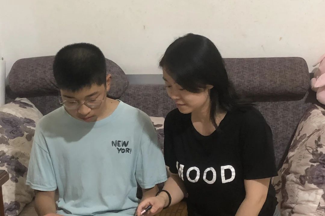 老師們與家長和學(xué)生探討、交流心得5.jpg